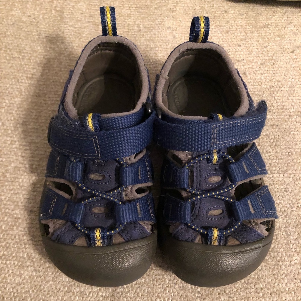 Toddler keens
